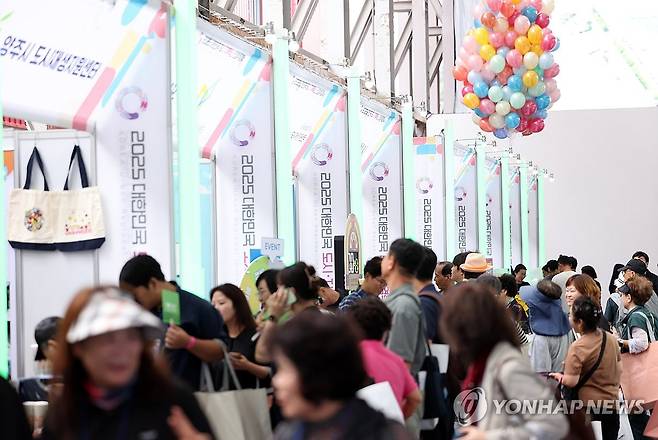 2025 대한민국 도시·지역혁신산업박람회, 삼척서 개막 (삼척=연합뉴스) 양지웅 기자 = 24일 강원 삼척시 정라지구에서 개막한 2025 대한민국 도시·지역혁신 산업박람회가 관람객들로 붐비고 있다. 2025.9.24 yangdoo@yna.co.kr