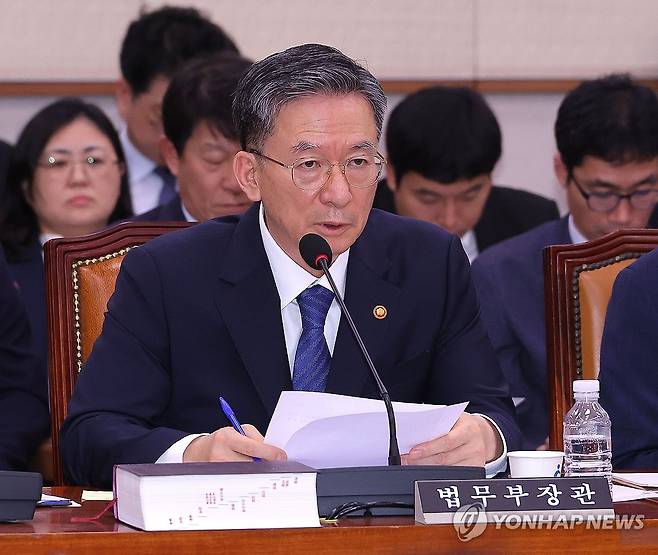 법사위 의원 질의 답변하는 정성호 장관 (서울=연합뉴스) 류영석 기자 = 정성호 법무부 장관이 4일 서울 여의도 국회에서 열린 법제사법위원회 전체회의에 참석해 의원 질의에 답변하고 있다. 2025.9.4 ondol@yna.co.kr