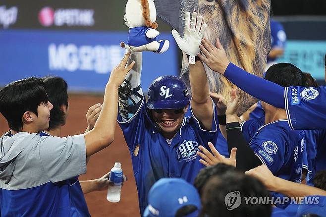 '영웅의 귀환' (대구=연합뉴스) 김현태 기자 = 24일 대구 삼성라이온즈파크에서 열린 프로야구 롯데와 삼성의 경기. 4회말 1사 주자 2루 상황에서 타석에 들어선 삼성 김영웅이 2점 홈런을 친 후 동료들의 축하를 받고 있다. 김영웅은 앞선 3회말 타석에서는 만루 상황에서 3루타를 치며 3타점을 기록했다. 2025.9.24 mtkht@yna.co.kr