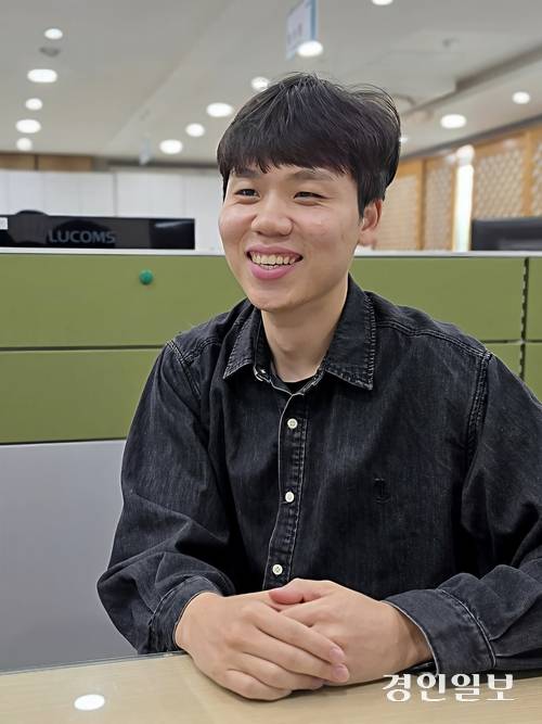 군포시 홍보실 뉴미디어팀 이효준 주무관은 트렌드에 맞는 SNS 게시물을 통해 ‘군포’라는 두 글자를 사람들의 일상에 심기 위해 노력하고 있다. 2025.9.25 군포/황성규기자 homerun@kyeongin.com