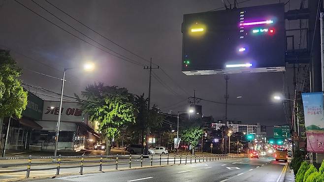 ▲ 양주시 덕정역 인근 도로 전광판이 화면이 깨진 채 색상만 번쩍이며 운전자 시야를 방해하고 있다.