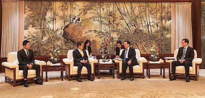 ▲ 김동연 경기지사가 25일 상하이시정부에서 궁정(龔正) 시장과 '경기도-상하이시 우호협력 업무협약(MOU)에 관해 논의하고 있다. /사진제공=경기도