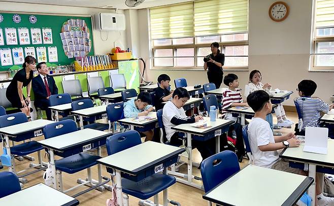 ▲ 유정복 인천시장이 25일 남동구 상아초등학교에서 늘봄 프로그램 '지구를 지키는 초록이' 수업을 참관하고 있다.