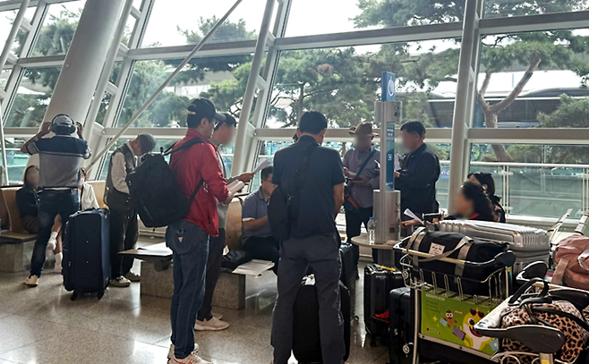 ▲무비자 제도 시행(29일)을 앞둔 25일 인천국제공항에서 현지 가이드가 중국 단체 관광객들을 대상으로 일정을 설명하고 있다.