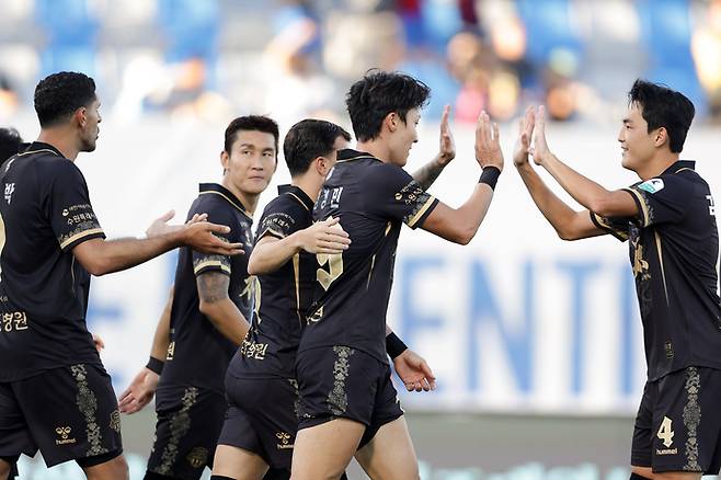 지난 21일 수원종합운동장에서 열린 K리그1 강원과의 경기서 수원FC 선수들이 득점한 뒤 기뻐하고 있다. 사진=한국프로축구연맹