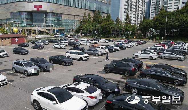 환승주차장을 본 용도대로 대중교통을 이용하기 위해 사용하는 경우가 적어 환승주차장 할인제도가 유명무실하다는 지적이 있다. 사진은 25일 오후 수원시 팔달구 화서환승공영주차장의 모습. 임채운기자
