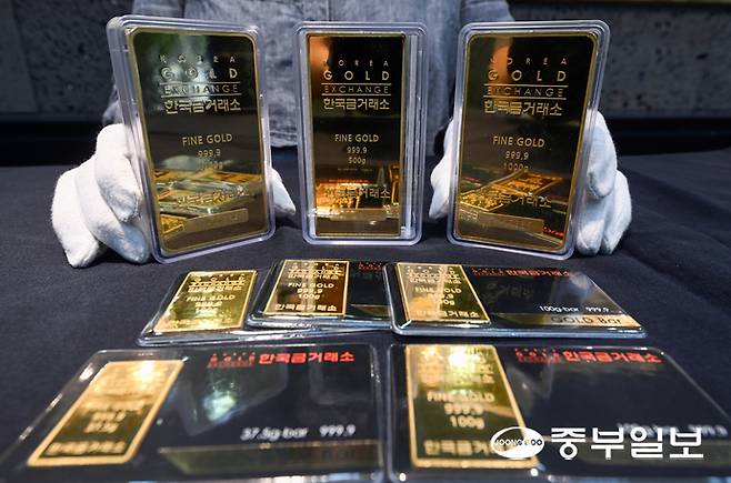 최근 글로벌 지정학적 위험 확대와 미 중앙은행의 금리 인하 등의 영향으로 금이 안전자산으로 주목받아 개인 투자자들이 9월 금 관련 상품을 4,386억 원 순매수하며 투자 열기가 확산되고 있는 가운데 25일 오후 수원시 장안구 한 금거래소에서 관계자가 골드바를 들어보이고 있다. 임채운기자