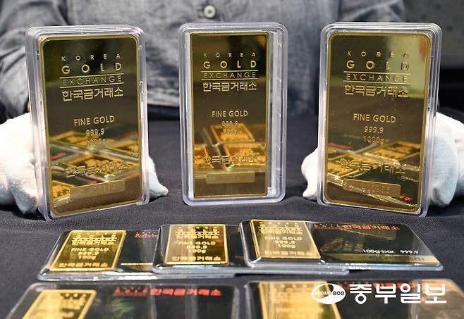 최근 글로벌 지정학적 위험 확대와 미 중앙은행의 금리 인하 등의 영향으로 금이 안전자산으로 주목받아 개인 투자자들이 9월 금 관련 상품을 4,386억 원 순매수하며 투자 열기가 확산되고 있는 가운데 25일 오후 수원시 장안구 한 금거래소에서 관계자가 골드바를 들어보이고 있다. 임채운기자