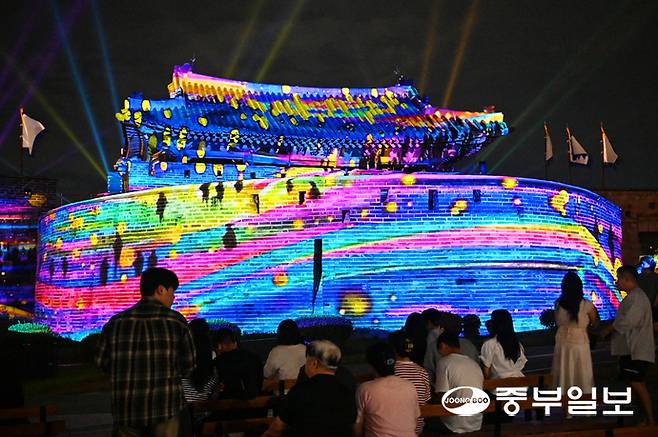 2025 수원화성 미디어아트 개막을 앞둔 가운데 수원시 팔달구 수원화성 화서문 일대에서 미디어아트쇼 리허설이 진행되고 있다. 제5회 수원화성 미디어아트는 오는 27일부터 10월 12일까지 16일간 화서문을 중심으로 '만천명월 정조의 꿈, 빛이 되다 시즌5 새빛향연(饗宴)' 주제로 열린다. 김경민기자