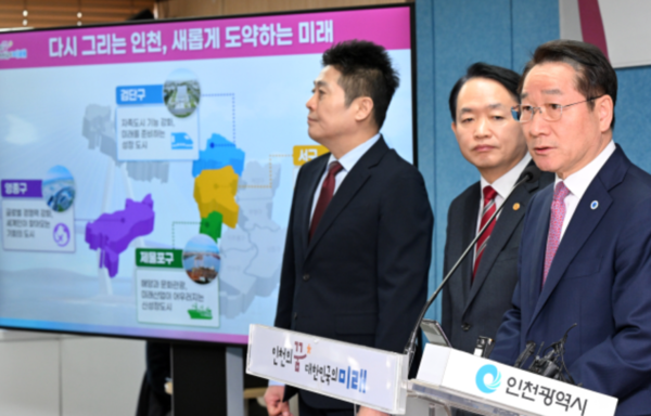 유정복 인천광역시장이 시청 브리핑룸에서 인천형 행정체제 개편에 따른 자치구 출범 준비 상황에 대한 언론브리핑을 하고 있다. [사진=경인방송DB]