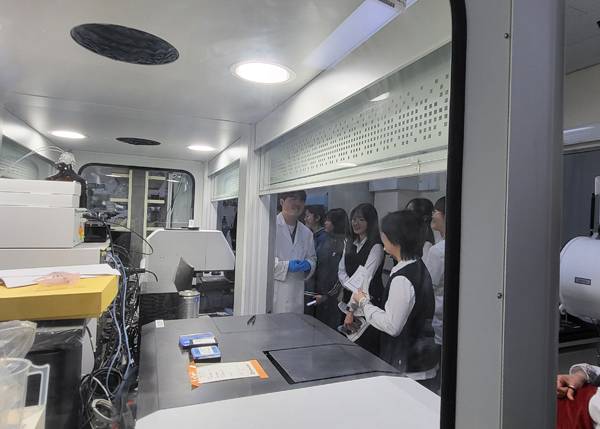 안성여고 과학동아리가 한경국립대에서 연구실험장비를 살펴보고 있다.