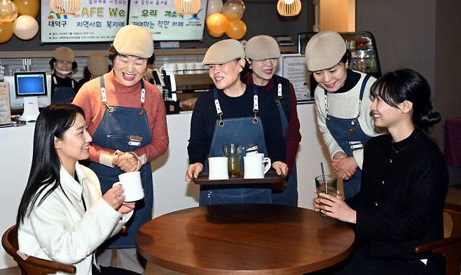 지역 어르신들의 일자리 창출과 지역경제 활성화를 위한 노인일자리 카페 개소식이 24일 대전 대덕구 e편한세상대전법동 커뮤니티센터에서 열려 시니어 직원들이 음료를 만들고 손님들과 대화를 나누고 있다. 이성희 기자 token77@