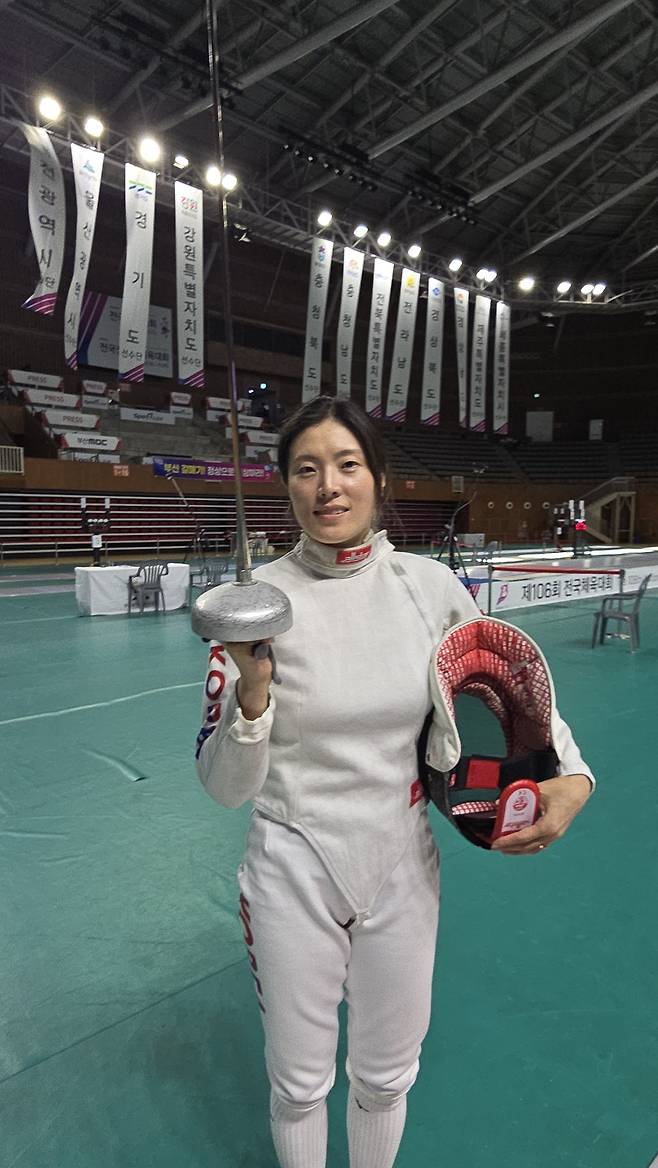 제106회 전국체육대회에서 광주선수단에 첫 메달을 안긴 최은숙이 포즈를 취하고 있다.  <서구청 제공>