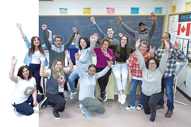 ESL(English as a Second Language) 프로그램 교사 역량강화 교육 수료 후 참석자들이 기념사진을 촬영하고 있다.