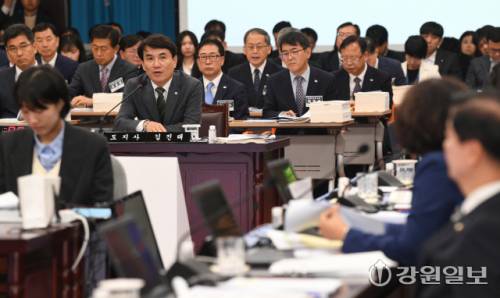 ◇2023년 10월24일 국회 행정안전위원회의 강원특별자치도청에 대한 국정감사가 도청 신관대회의실에서 열려 김진태 지사가 의원들의 질문에 답하고 있다. 박승선기자