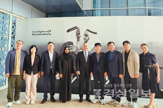 ▲ 울산시의회 산업건설위원회가 공무 국외출장 중 UAE 두바이 소재 국립 자예드대학교를 방문해 울산 지역 대학과 자예드대학 간 학생 교류와 공동연구, 기술협력 방안을 논의한 뒤 기념촬영을 하고 있다. 시의회 제공