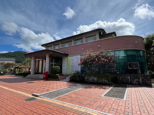 거제시 둔덕면 청마기념관 전경. 입구 빨간 우체통이 보인다. /권영란 작가