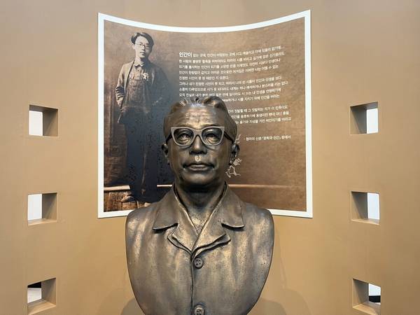 통영 청마문학관 입구에 있는 시인의 동상. /권영란 작가