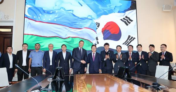 박완수 도지사를 비롯한 경남대표단이 25일 라흐메토프 히크마툴라 우즈베키스탄 철도청 수석부청장 등과 면담하고 기념사진을 찍고 있다. /경남도