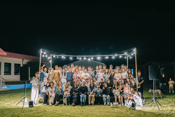 남해청년센터와 팜프라가 준비한 2025 청년의 날 '남해 감각' 행사의 마지막 단체 사진. /양희수