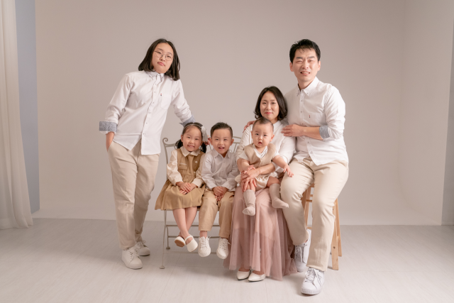 지난해 막둥이(민성) 돌 기념으로 찍은 가족사진. (왼쪽부터) 첫째 경민, 둘째 보민, 셋째 민준, 넷째 민성을 안고 있는 엄마 박민주 씨, 아빠 김홍범 씨. 박민주 씨 제공