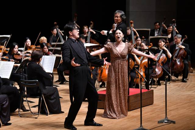 대구시향과 지역 출신 성악가인 소프라노 정선경, 베이스 전태현의 협연무대. 대구시향 제공
