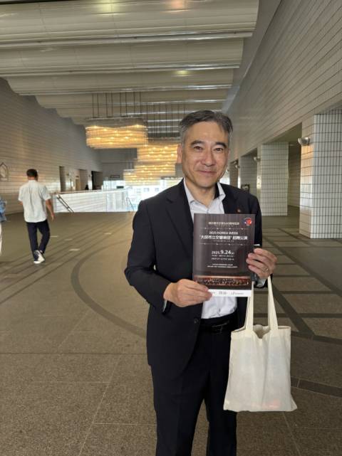 히로시마시의회 다나카 마사루 의원이 본지와 공연 관람 직후 소감을 나눴다. 최현정 기자