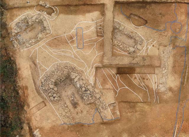 영천시 완산동 고분군에서 발굴된 봉토분 1호의 돌무지덧널무덤 및 독무덤 위치도. 영천시 제공