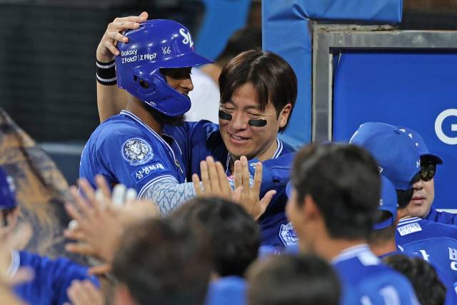 삼성 라이온즈의 르윈 디아즈가 25일 대구에서 열린 키움 히어로즈와의 경기 5회말 1타점 2루타를 날려 리그 단일 시즌 최다 타점 신기록을 세운 뒤 덕아웃으로 들어오자 강민호 등 동료들이 반겨주고 있다. 삼성 제공