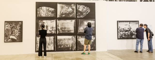 제9회 부산국제사진제가 24일 부산 수영구 'F1963 석천홀'에서 개막해 관람객들이 작품을 감상하고 있다. 이번 전시는 총 3개의 전시장에서 24개국 200여명의 사진가 작품을 만나 볼 수 있다. 김종진 기자 kjj1761＠