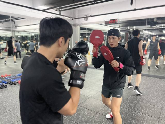 박정언(오른쪽) 관장과 관원들이 훈련을 하고 있다.