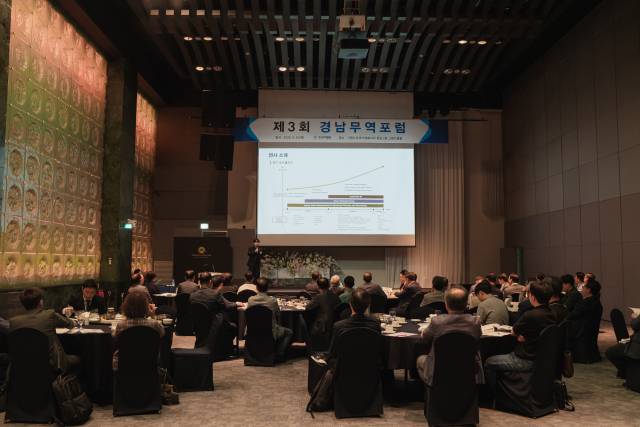 25일 창원 그랜드머큐어앰배서더 호텔에서 열린 ‘제3회 경남무역포럼’에서 국립창원대 김준 교수가 ‘스마트 제조의 ROI 전략’을 주제로 강연하고 있다./한국무역협회 경남지역본부/