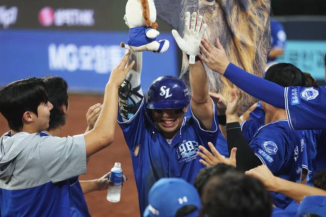 지난 24일 대구 삼성라이온즈파크에서 열린 프로야구 롯데와 삼성의 경기에서 삼성 김영웅이 4회말 1사 주자 2루 상황에서 타석에 들어서 2점 홈런을 친 후 동료들의 축하를 받고 있다.