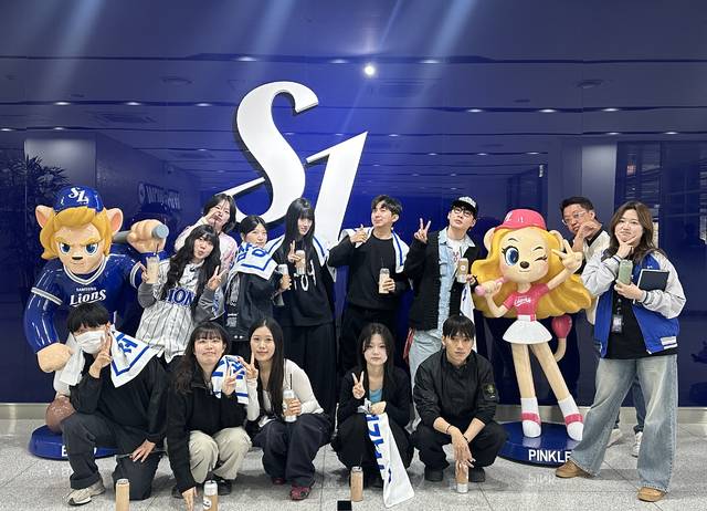 삼성라이온즈와의 산·학 프로젝트에 참여한 KDM+ 학생들이 협업 시작을 알리는 킥오프에서 기념사진을 찍고 있다. 대구경북디자인진흥원 제공