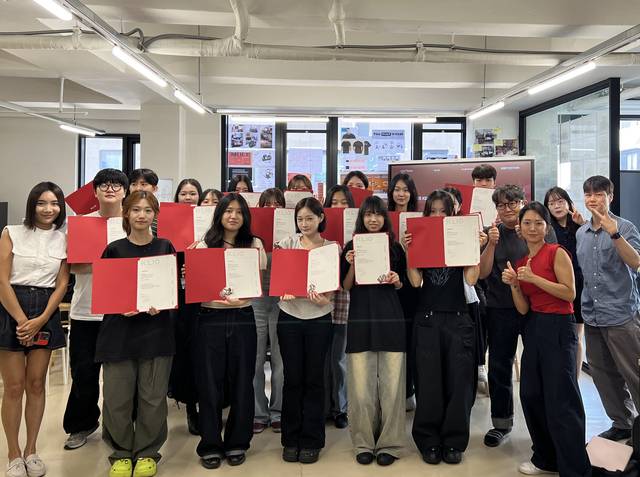 인도 마힌드라 기업과 협업을 마친 KDM+ 학생들이 수료식에서 기념촬영을 하고 있다. 대구경북디자인진흥원 제공