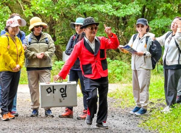 26일부터 28일까지 제주시 조천읍 교래리 삼다수 숲길에서 2025 교래삼다수마을 지질트레일이 열린다. 사진은 지난해 행사 당시 마임 퍼포먼스 모습.(제주일보 자료사진)