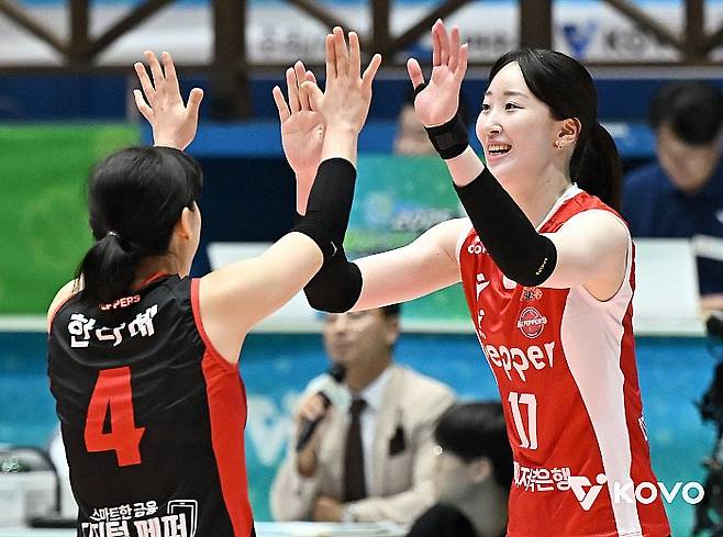 여자프로배구 페퍼저축은행 AI페퍼스의 고예림(오른쪽)이 득점을 성공시킨 후 팀 동료 한다혜와 하이파이브를 나누고 있다. KOVO 제공.