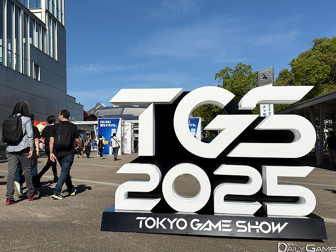 입구에 설치된 로고 조형물.