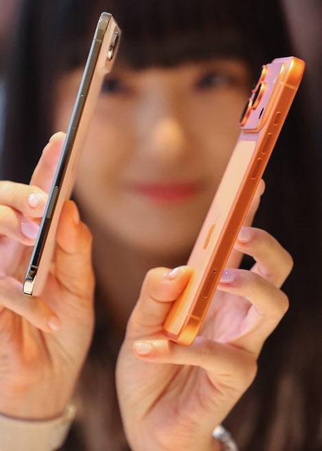 애플의 신제품 아이폰17 시리즈 공식 출시일인 19일 서울 중구 애플 명동점에서 한 시민이 역대 가장 얇은 모델인 아이폰 에어(왼쪽)와 아이폰17 PRO를 들어 얇기를 비교하고 있다.(사진=연합뉴스)