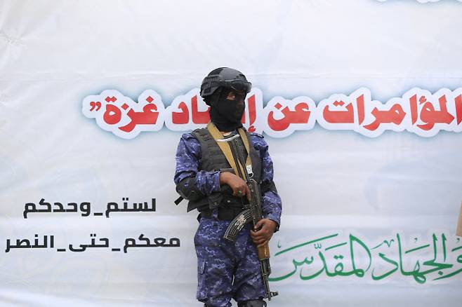 예멘 후티 반군 소속 병사가 24일(현지시간) 수도 사나대학교에서 열린 이스라엘·미국 규탄 및 가자지구 지지 집회에서 경비를 서고 있다. 기사 내용과는 무관. (사진=AFP)
