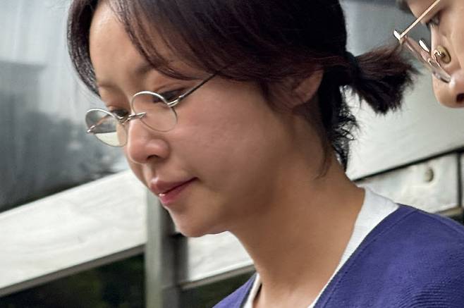 특정경제범죄 가중 처벌 등에 관한 법률 위반(횡령) 혐의로 기소된 배우 황정음 씨가 25일 집행유예를 선고받고 제주지방법원을 나오고 있다 (사진=연합뉴스)