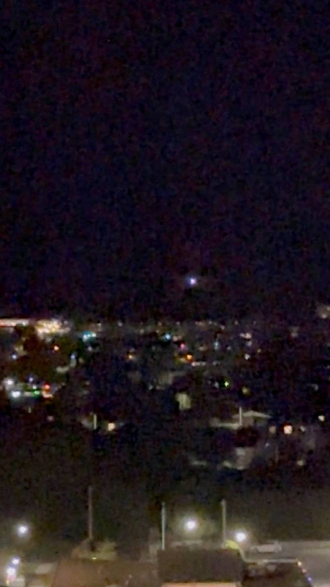 24일(현지시간) 덴마크 올보리에서 상업 및 군용 비행에 사용되는 도시 공항이 영공에 드론이 있어 폐쇄된 드론 목격 보고가 있는 가운데 올보르 상공에서 빛이 움직이고 있습니다.(사진=로이터)