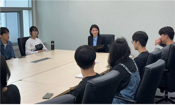 박지영 스포츠윤리센터 이사장이 서울대 학부 학생들과 함께 질의응답을 갖고 있다. 사진=스포츠윤리센터