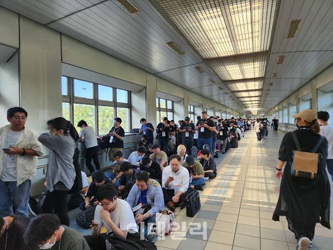 25일 일본 마쿠하리 멧세에서 열린 도쿄게임쇼 2025에 수많은 관람객들이 몰려 건물 바깥까지 줄을 섰다. (사진=안유리 기자)