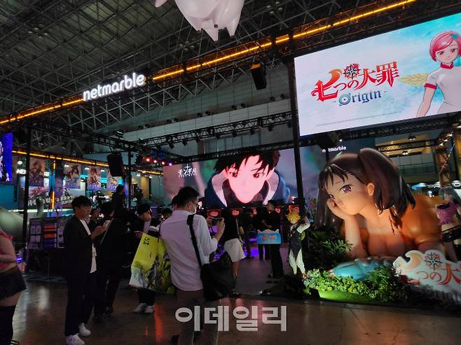 25일 일본 마쿠하리 멧세에서 열린 도쿄게임쇼 2025에 관람객들이 넷마블 부스의 조형물을 구경하며 사진을 촬영하고 있다. (사진=안유리 기자)