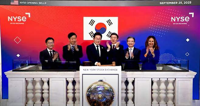 이재명 대통령이 25일(현지시간) 뉴욕증권거래소에서 개장벨을 울리고 있다. (사진=AFP)