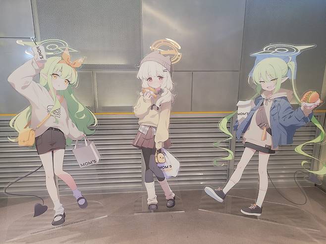 - 매장 입구에도 포토존이 설치돼 있다