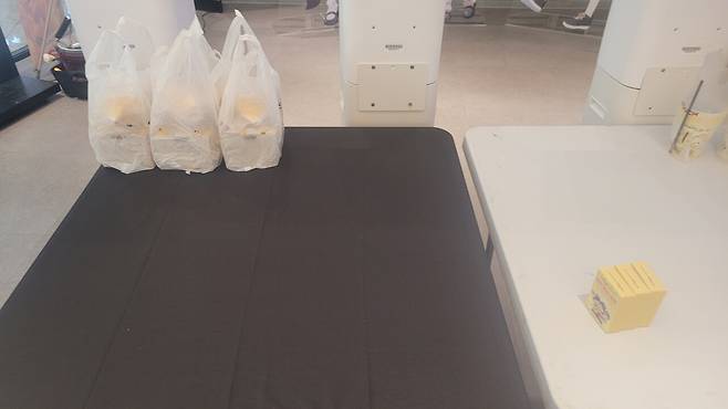 - 들어가서 예약한 메뉴를 말하면 굿즈를 넣어서 준다