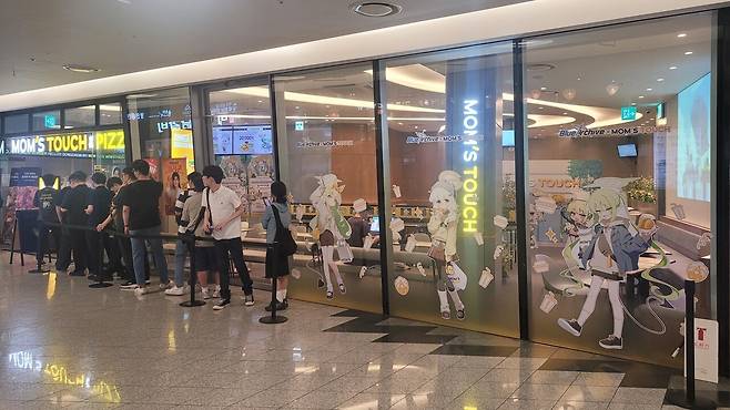 - 매장 앞에서부터 반겨주는 히카리, 노조미, 아오바