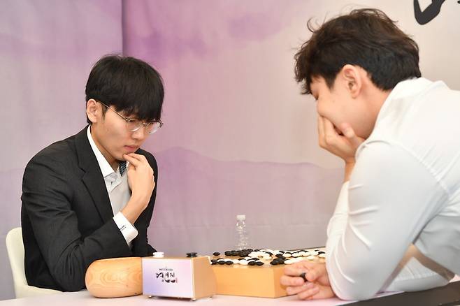 신진서 9단이 대국 후 박정환 9단과 복기를 하고 있다.(사진 한국기원 제공)